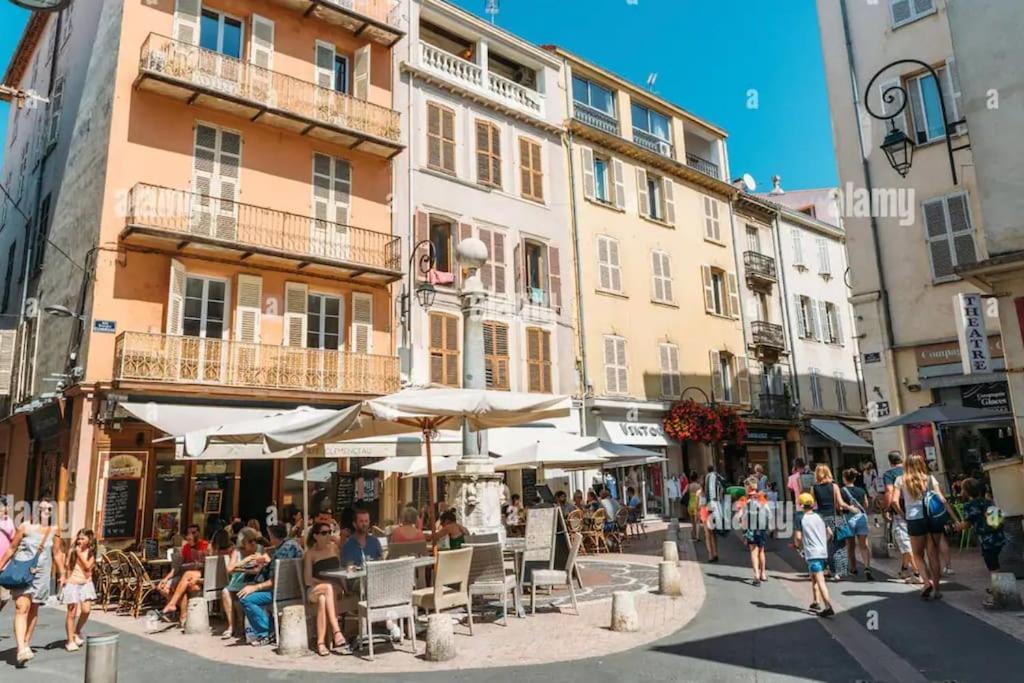 Studio En Plein Coeur Du Vieil Antibes, Vue Sur Place Romantique Exterior foto