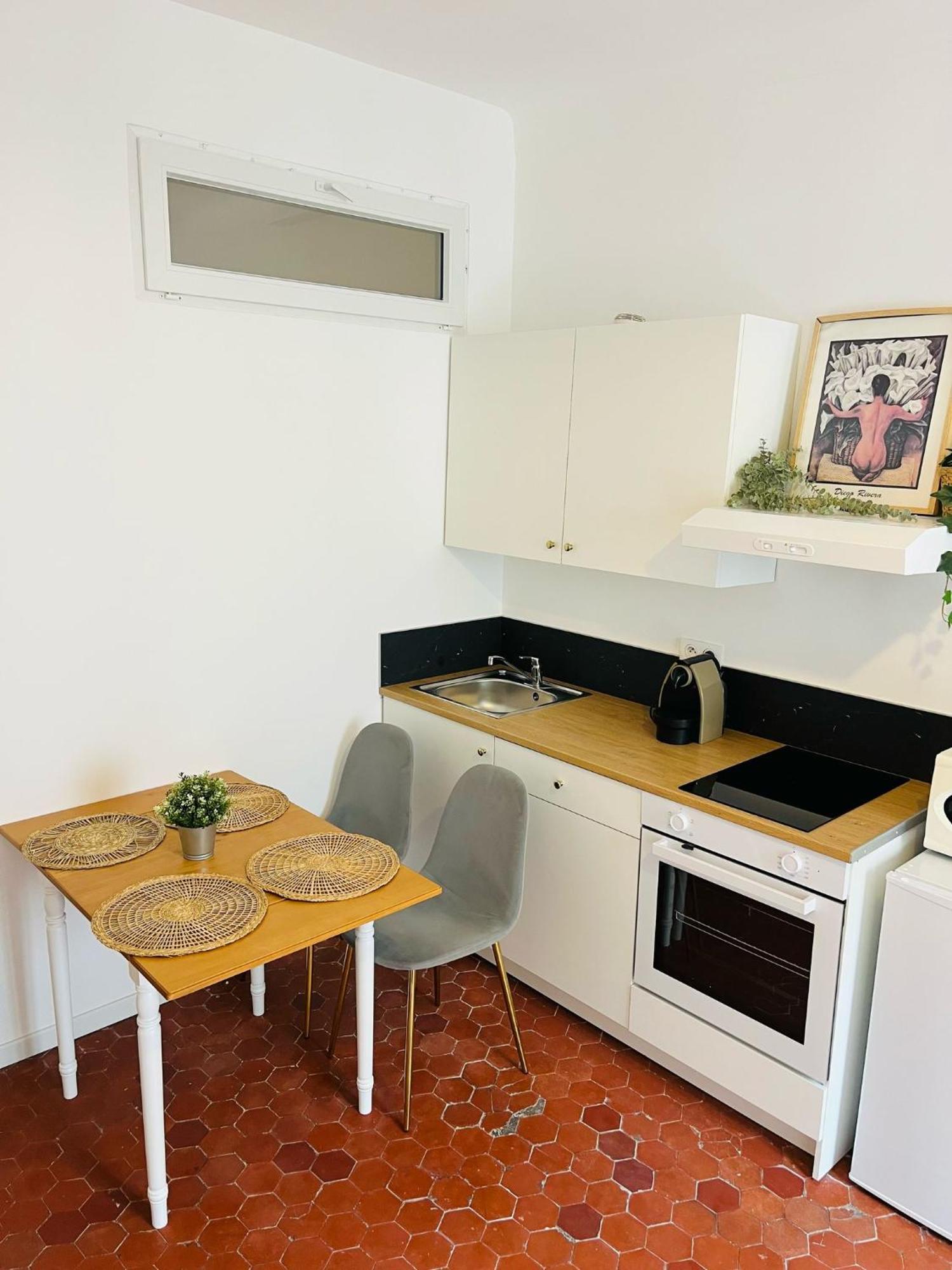 Studio En Plein Coeur Du Vieil Antibes, Vue Sur Place Romantique Exterior foto